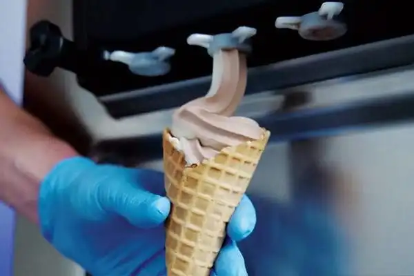 مخلوط کردن مواد و ریختن آن داخل دستگاه بستنی ساز